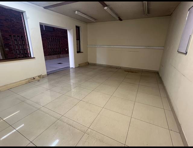 1,300M² BUILDING TO LET IN STRIJDOMPARK